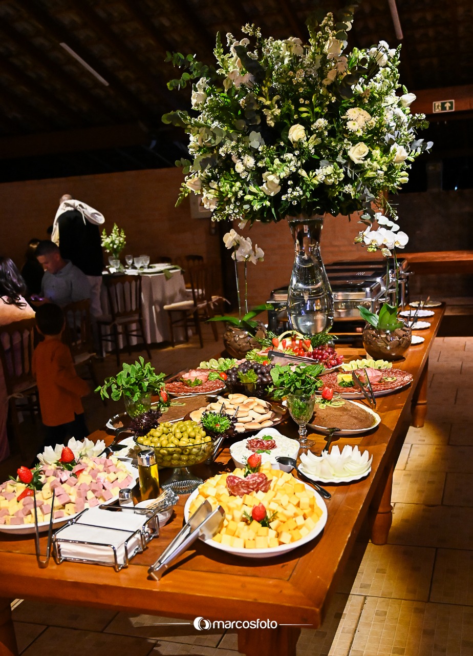 Buffet de frios e frutas variados
